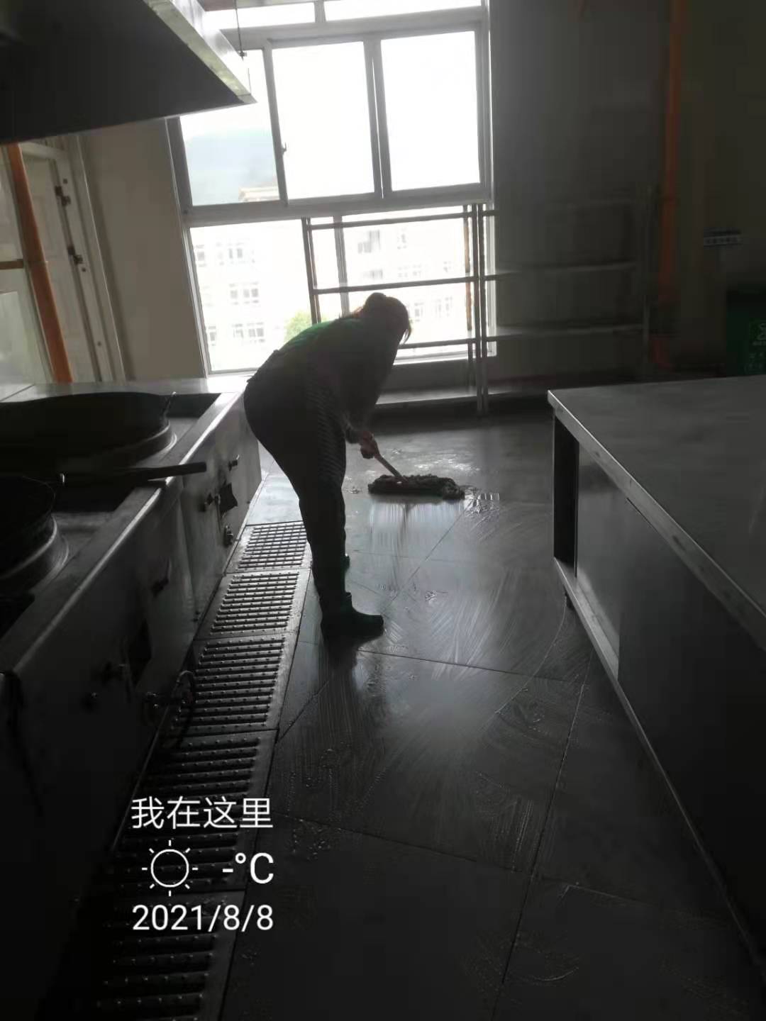 8月8日十中一食堂開餐前對后廚、大廳、餐具等進行消殺消毒