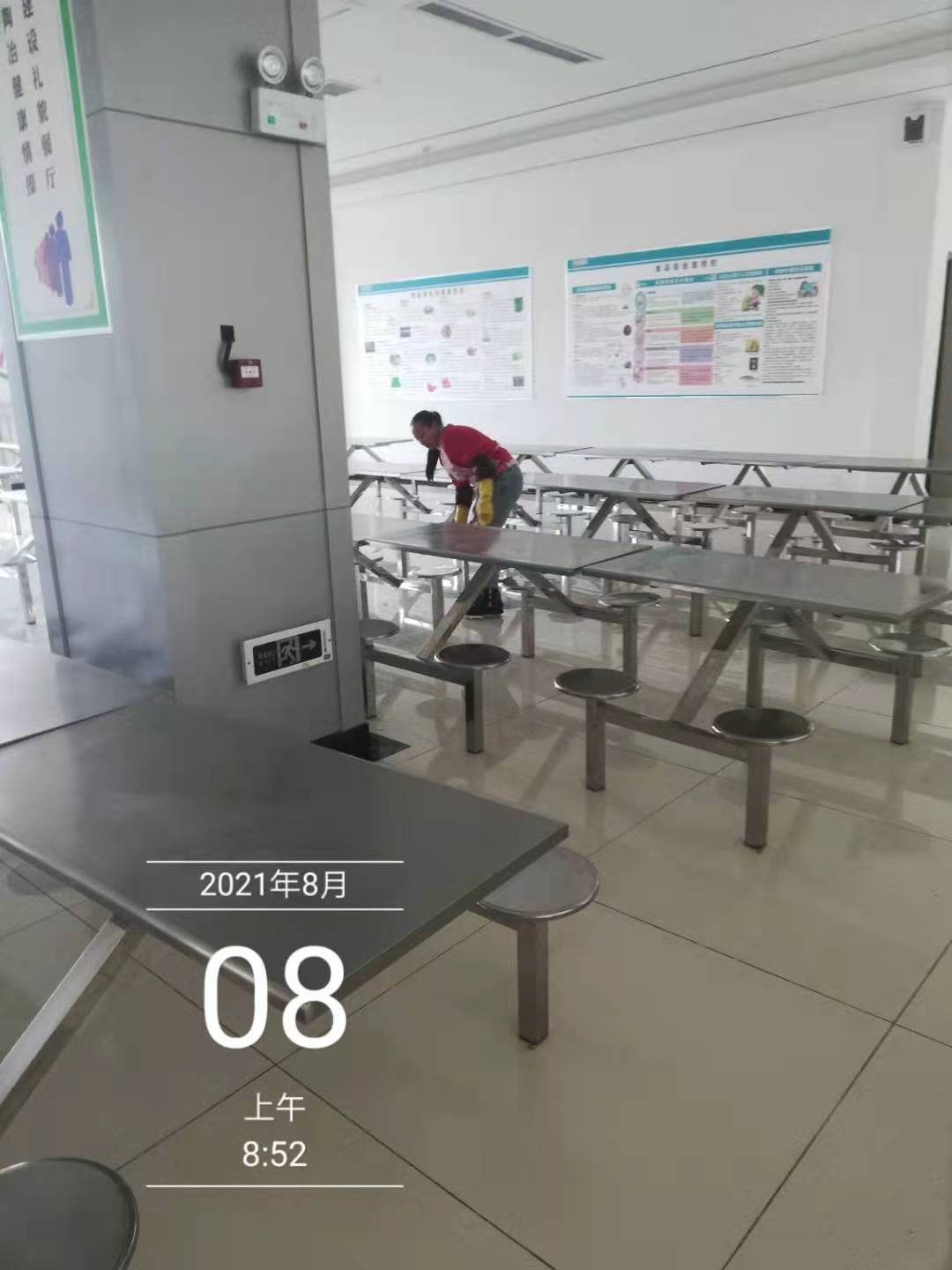 8月8日十中一食堂開餐前對后廚、大廳、餐具等進行消殺消毒